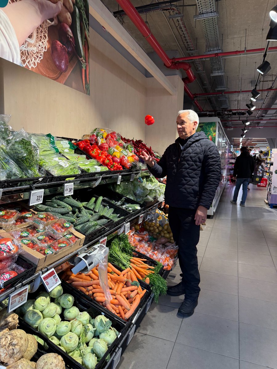 DrJohnTorres's tweet image. As we begin 2026 with resolutions to improve wellness, one way to stay healthy is by eating fresh fruits and vegetables throughout the year, even when traveling. These were taken at a farmer's market in Prague. 

youtube.com/@drjohntorres2…

#drjohntorres #farmersmarket #prague