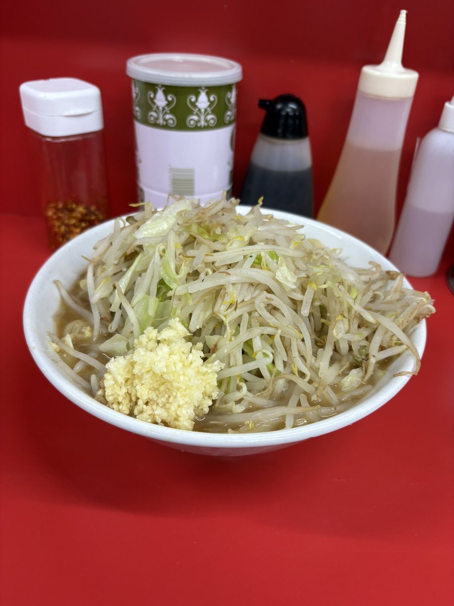 jiro_sendai1023's tweet photo. あけましておめでとうございます！！
本日11〜17時の通し営業となります！！
新年一発目、なにやら喉風邪を引いてしまいあんまり声が出せないマスク営業ですが、御来店お待ちしております！
汁なしあります！ナベ、テイクアウト承ります！ https://t.co/M2lNS410EO