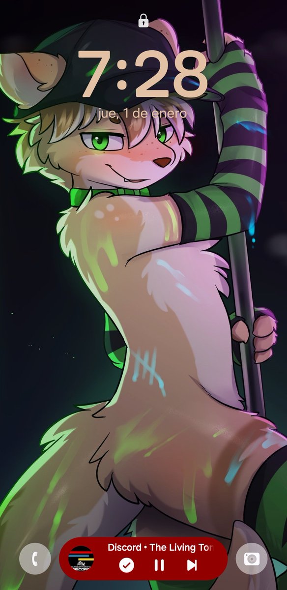 FlufflyLatteWT's tweet image. Just my phone themed after my favorite furry artist hehe :3💚 @SnowstormBatSFW