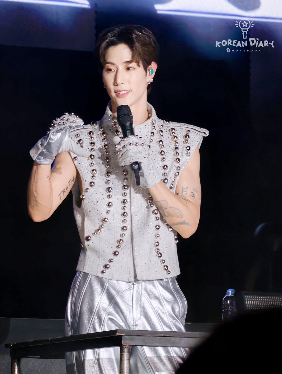 diary_fanmade's tweet photo. เอารูปพี่มาร์คมาฝาก  #MARKTUANxICONSIAM
คือหล่อเกินไป
แชร์ได้น้า 📷นำรูปออกไปพร้อมเครดิตด้วยน้าแอดตั้งใจถ่ายมาก
คลิปค่อยมาลงย้อนหลังน้า
#MarkTuan #CountdownatICONSIAM
#AmazingThailandCountdown2026
#เคานต์ดาวน์ที่ไอคอนสยาม
#ICONSIAM #มาร์คต้วน https://t.co/n3g9ckrjS6