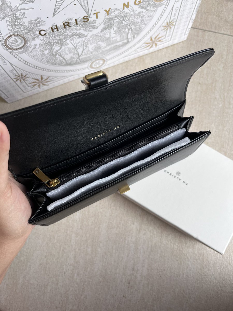 cerlyqueen's tweet photo. preloved dompet christy ng good condi (masih mulus, belum dipake), only 500k 

✅ pricetag, original box, paperbag 
📍Jakarta https://t.co/oe42rYzgID
