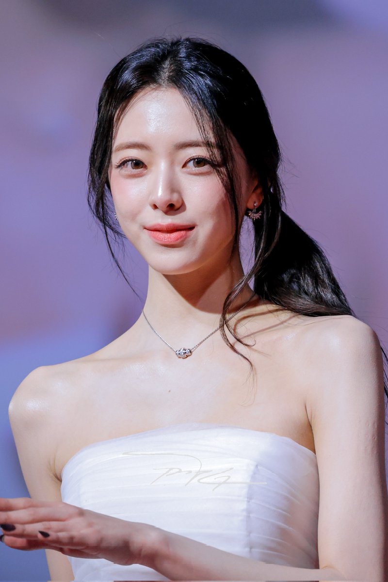 pjg920's tweet image. 251225 SBS 가요대전 레드카펫
#ITZY #있지 #YUNA #유나 @ITZYofficial