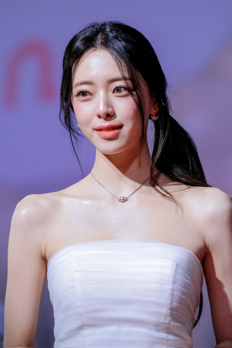 pjg920's tweet image. 251225 SBS 가요대전 레드카펫
#ITZY #있지 #YUNA #유나 @ITZYofficial