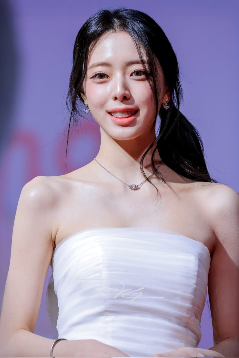 pjg920's tweet image. 251225 SBS 가요대전 레드카펫
#ITZY #있지 #YUNA #유나 @ITZYofficial