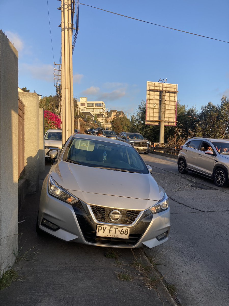 mirkovlahovic's tweet photo. Qué pasa que @MacaRipa y su equipo del #municipiodecuidados @vinadelmar no hacen la pega y permiten el descontrol de automovilistas en #reñaca? cc @vinadenuncia @Carabdechile #ciudadessostenibles https://t.co/B1rMmf4l7p