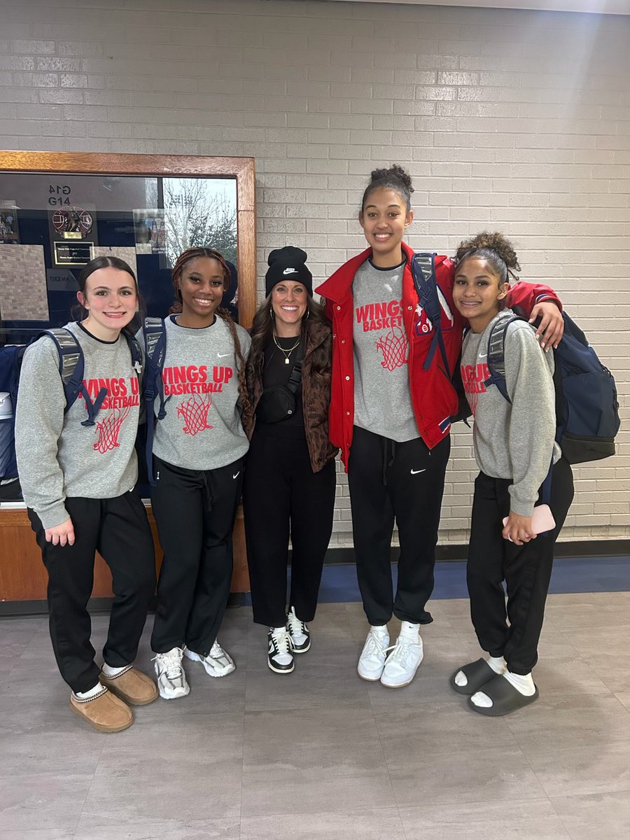 Thank you <a href="/itscoachv_/">Coach Candace Virgadamo</a> for coming out to support the Lady Eagles 🏀