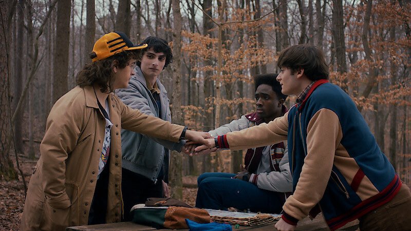 El final de #StrangerThings5 no ha sido perfecto, pero me ha derretido el corazón. Esta serie lleva acompañándome durante 8 años y la considero una parte muy importante de mi vida. Hellfire Lives 🤘