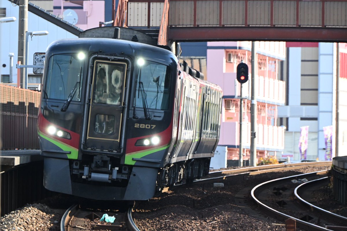 Yabicas0124's tweet photo. JR土讃線 薊野
(1枚目)南風8号 38D 2700系 5B
(2枚目)南風1号 31D 2700系 3B
令和8年1月2日 https://t.co/zXwYNPIFgb