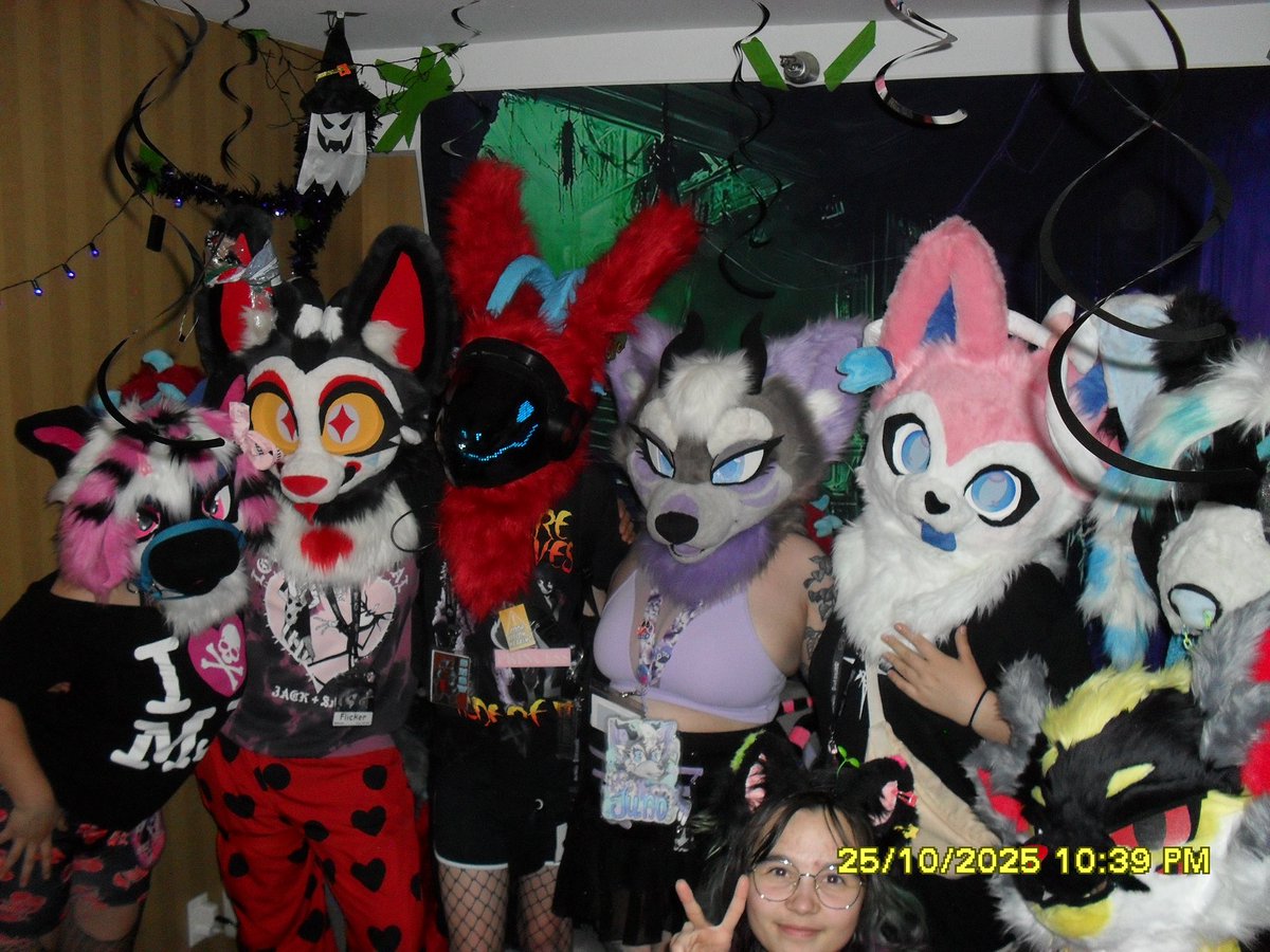 popipawws's tweet image. Some photos I never posted from #howl2025 #howloween !🎃 I 🩷 my friends :3