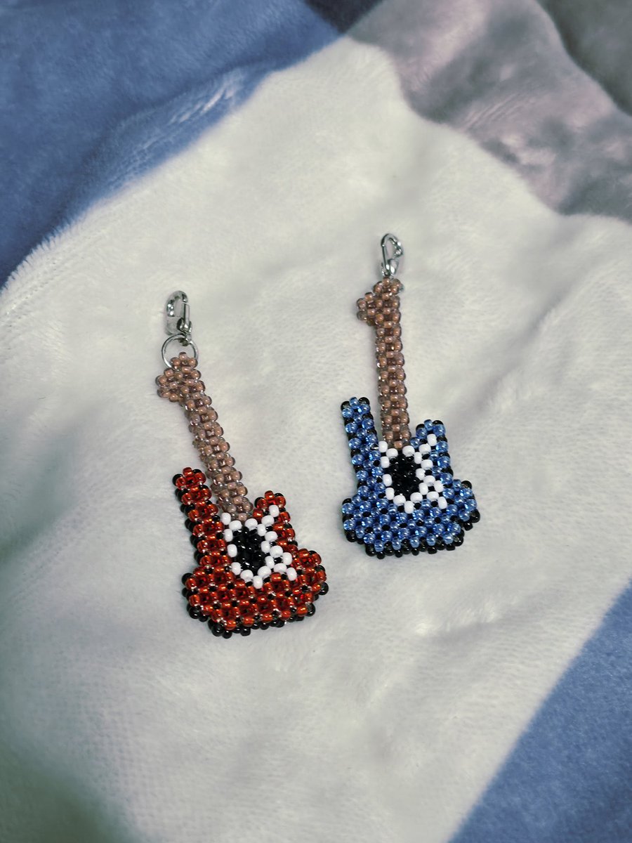 gem_beads's tweet photo. 간만에 올리는 사진이네요:)

친구들에게 선물하기 위해 시드비즈로 쥔장이 평소에 즐겨하는 게임의 컨트롤러 모양으로 만들어봤어요.
처음에는 아 이래서 내가 모티브를 안짰구나 하다가도 완성돼가는 모습이 재밌었어요 ㅎㅎ
2026년도 밝았으니 로리타데이 준비도 열심히 해보겠습니다! https://t.co/wL54QvJbk5