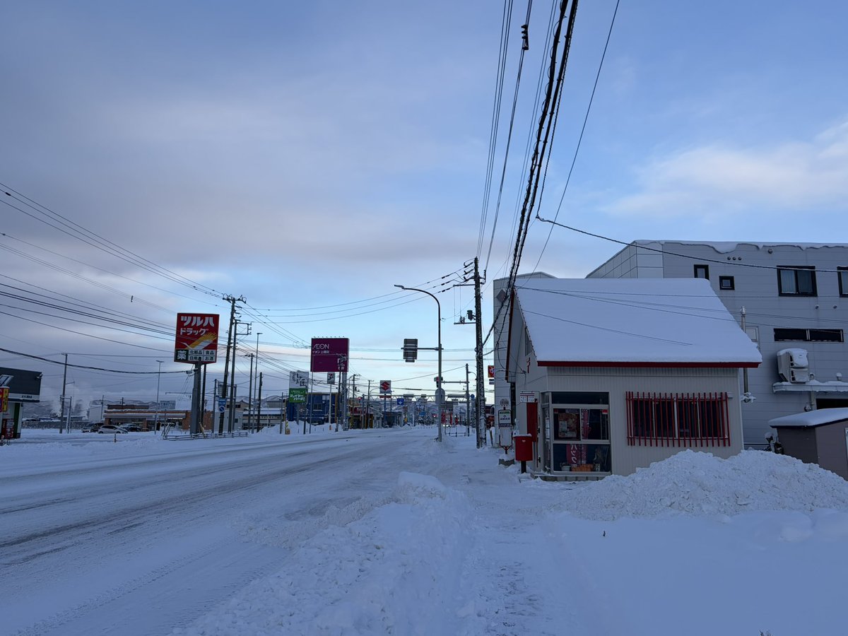 おはようございます。
新年2日目も雪かきでした…
本日の営業時間は 10:00〜17:00となります。よろしくお願い致します。