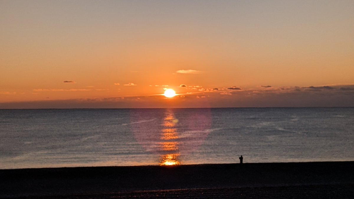 kuronagimaruru's tweet photo. あけましておめでとうございます
１日遅れましたが、三重県の七里御浜にて2026年初日の出撮ってきました。 https://t.co/0RJV8ADy8z