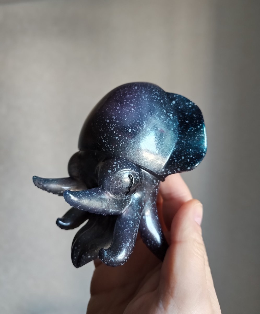 miya_daic's tweet photo. 2026年ソフビ初めはアーニトル@さん @ahnitol のイカ執事 NSNL限定カラー
この塗装、宇宙です👾
素晴らしい!
#NSNL https://t.co/FNCf3ZpRUj
