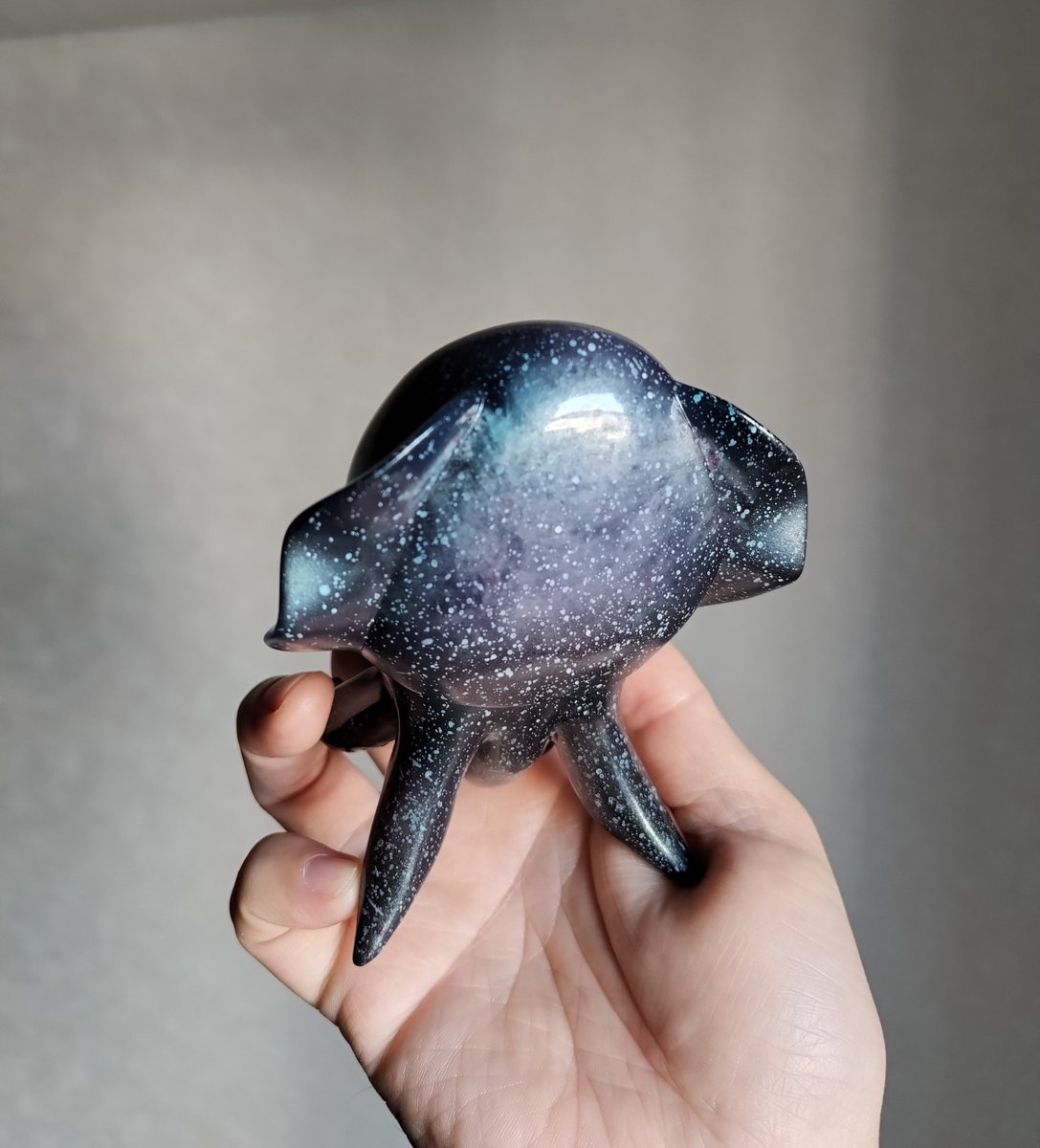miya_daic's tweet photo. 2026年ソフビ初めはアーニトル@さん @ahnitol のイカ執事 NSNL限定カラー
この塗装、宇宙です👾
素晴らしい!
#NSNL https://t.co/FNCf3ZpRUj