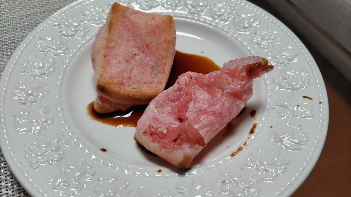 紅色のお餅で新年早々縁起よし！
醤油飛び散ってるのダサすぎワロタ