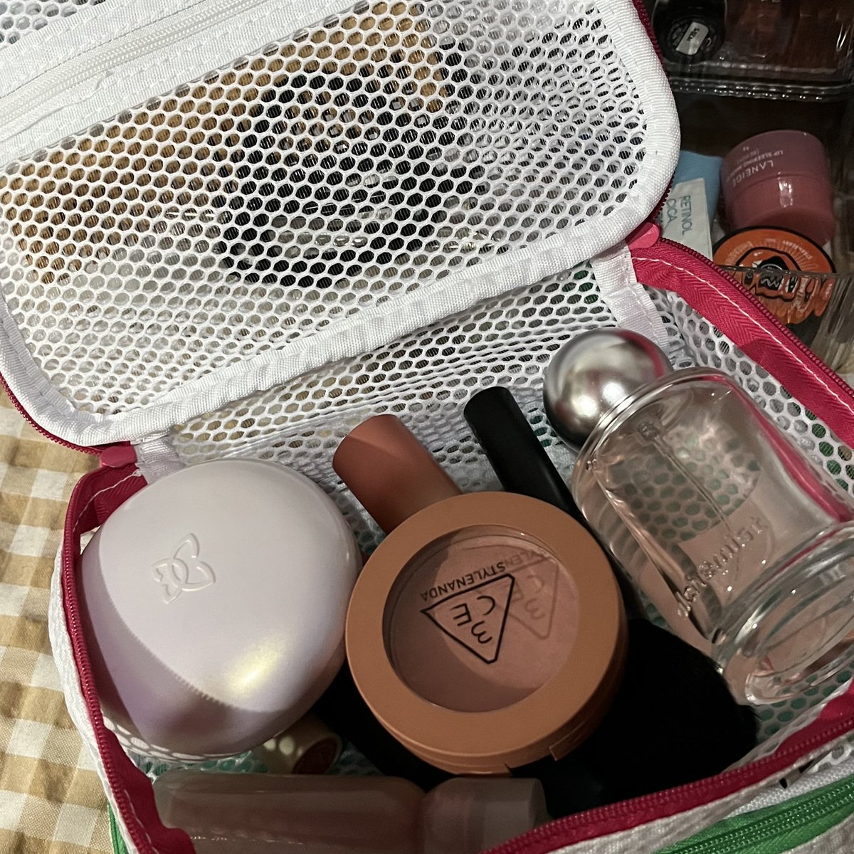 _ravasha's tweet photo. sebagai orang yang selalu bawa barang banyak terutama pas kerja, tas gretongan ini penyelat bgt anjir 😭😭😭😭 KAYAK GW BISA MASUKIN SEMUANYA JADI SATU? mana warnanya gw banget... aduh sarangek maksimal https://t.co/2bA45goZhj