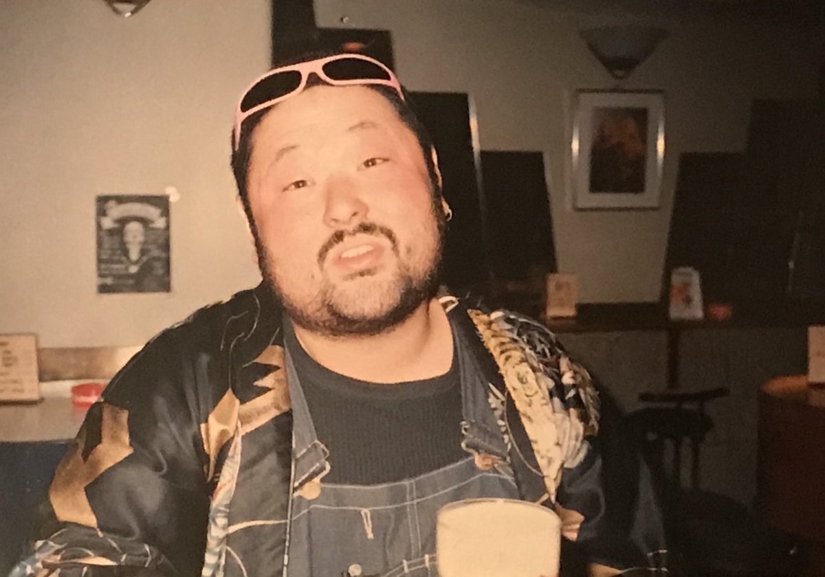 尾崎がヤングの頃、アタシのBARに遊びに来てくれた時の写真。尾崎が10代後半で大阪に越して来てから最近まで、なんやかんやと会ってたけど、写真はコレしか見つからず。

まぁ、これからは体調気にせずバカスカ食って欲しいもんです。

R.I.P.