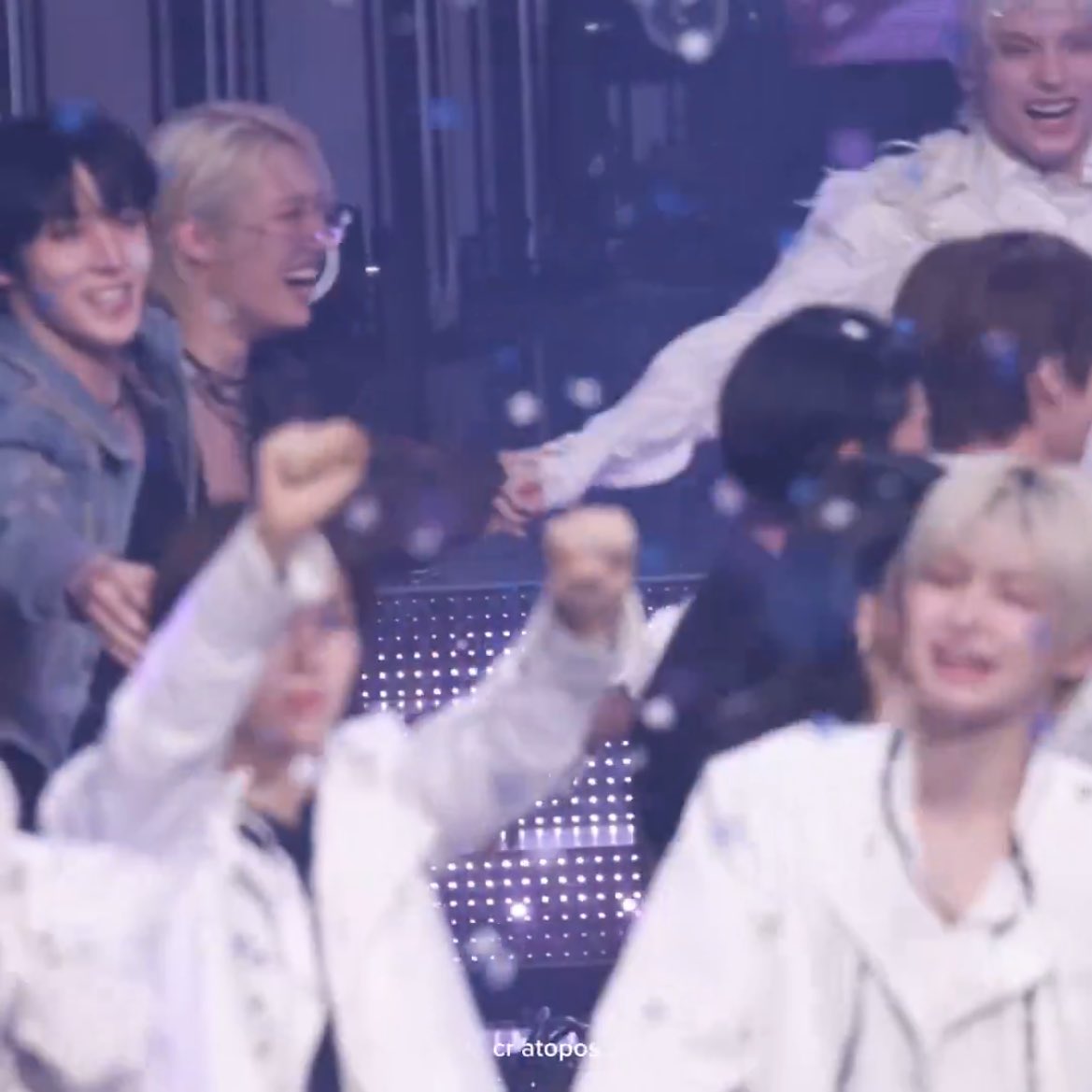 bluehour1117's tweet image. OUR BIG ASS BLOND LEOS HOLDING HANDS💔💔💔💔💔💔💔