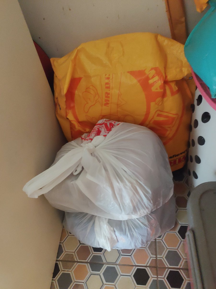 2026.
More spring cleaning to come.
I'll try my best to declutter benda-benda yang tidak lagi digunakan atau jarang sangat dipakai.
So that's it. My new motivation for 2026.