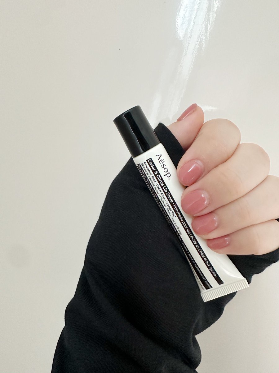 by___ism's tweet image. 나는 짧고 단정한 게 어울리는 것 같아. 괜히 길러보면, 나답지 않다는 걸 금방 알게 돼.