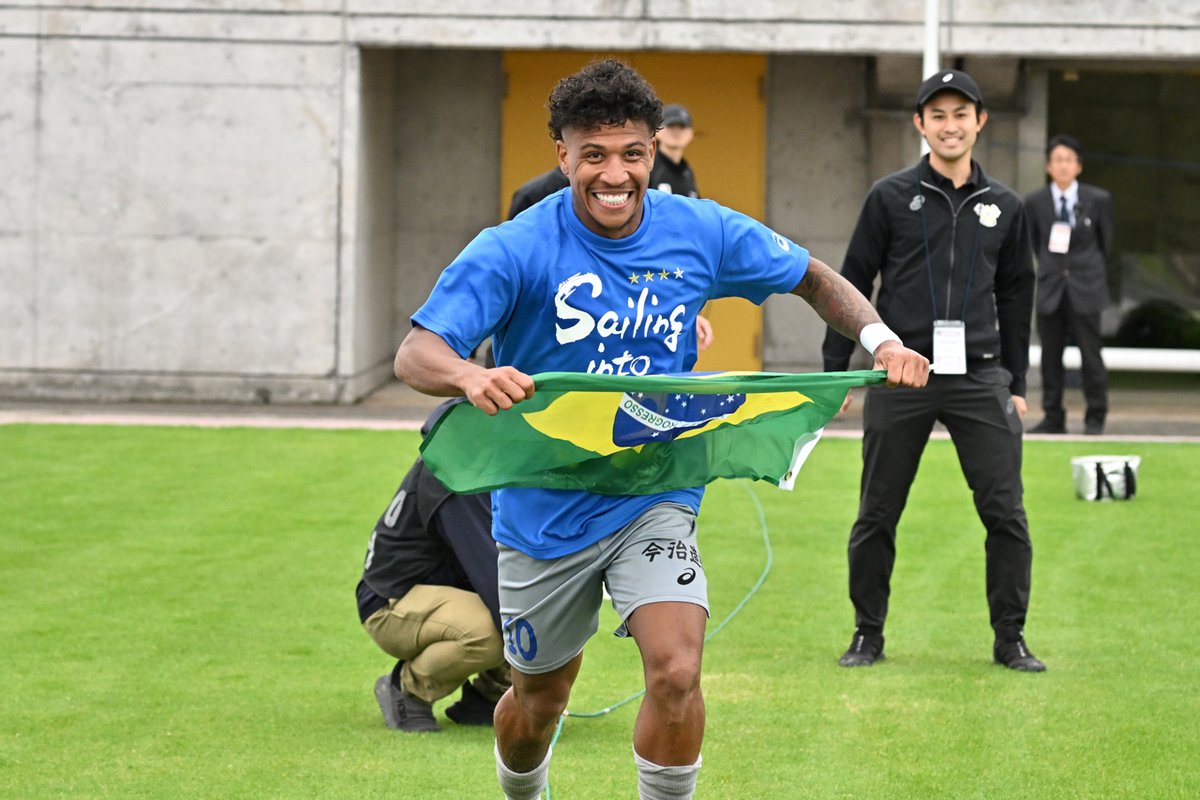 【トップチーム】
マルクスヴィニシウス選手が名古屋グランパスへ完全移籍することとなりましたので、お知らせいたします。

ヴィニシウス選手のコメント、詳細はFC今治公式サイトをご覧ください👇️
fcimabari.com/news/wyspu1yas…

#FC今治 #マルクスヴィニシウス #ヴィニ