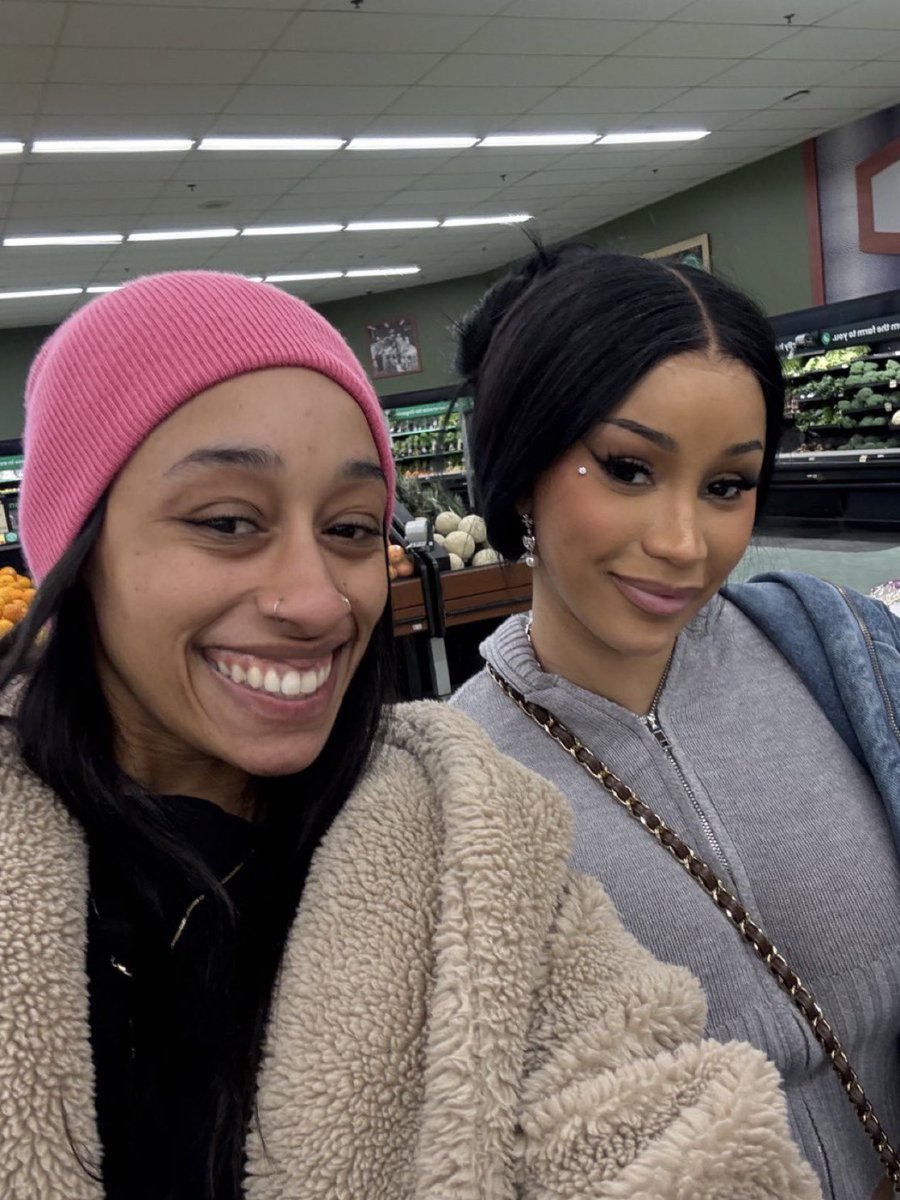 BardiGangUpdate's tweet photo. Cardi B spotted in Boston tonight 🩷 https://t.co/gpPz6x6sQ3