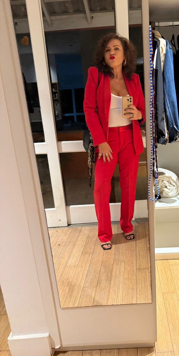 dadacoelho's tweet image. Arminda e eu tamo aproveitando a merma  promoção.

Valeu muito, Grazi Massafera rs 

#trêsgraças