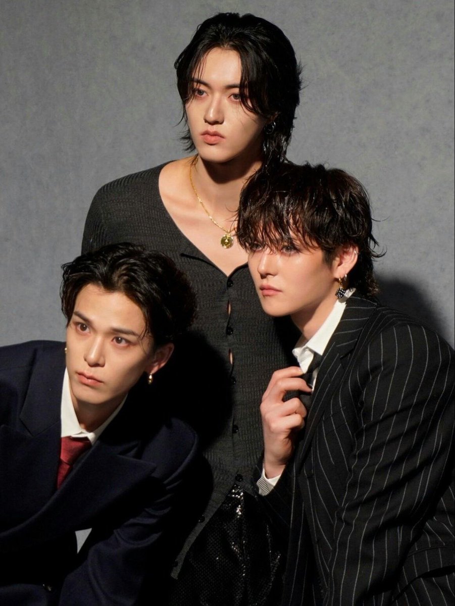 anngmooe's tweet image. 정장남들사이에서 혼자 에이블리여리하찌쫀쫀핏가디건 입은이유 해명좀