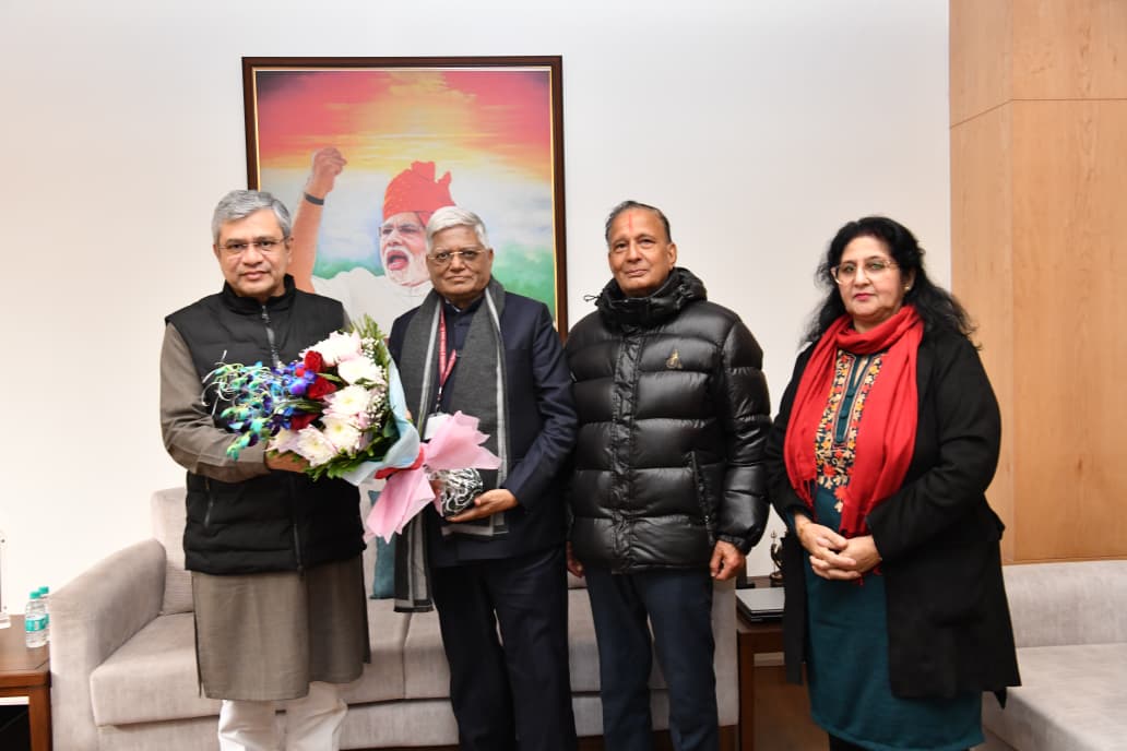 नये साल पर मिलने-मिलाने के दौर में कल रेल के माननीय मंत्री <a href="/AshwiniVaishnaw/">Ashwini Vaishnaw</a> जी से भी सौहार्दपूर्ण मुलाक़ात हो गयी। साथ में <a href="/AIRF_DELHI/">AIRF</a> की महिला विंग की चेयरपर्सन कॉमरेड प्रवीणा सिंह और जोनल सेक्रेटरी कॉमरेड एल एन पाठक भी मौजूद रहे।