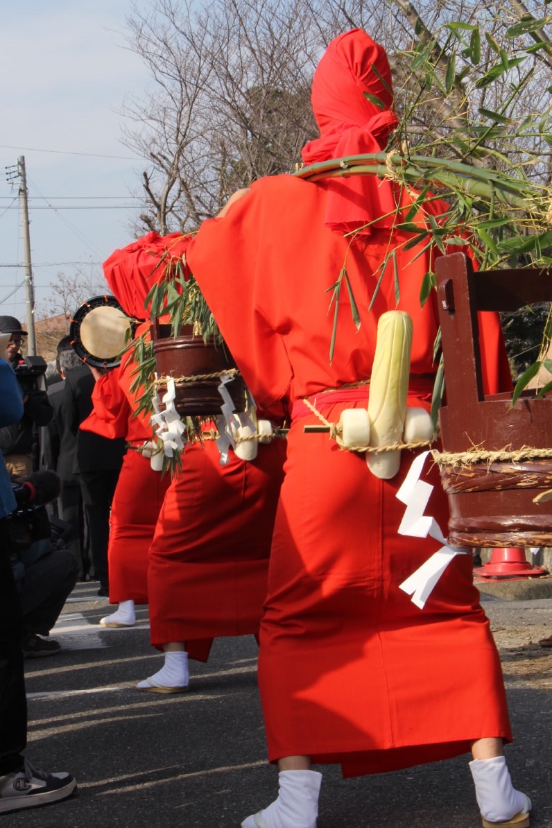 てんてこ祭りは、愛知県西尾市の熱池八幡社で毎年1月3日に行われる伝統