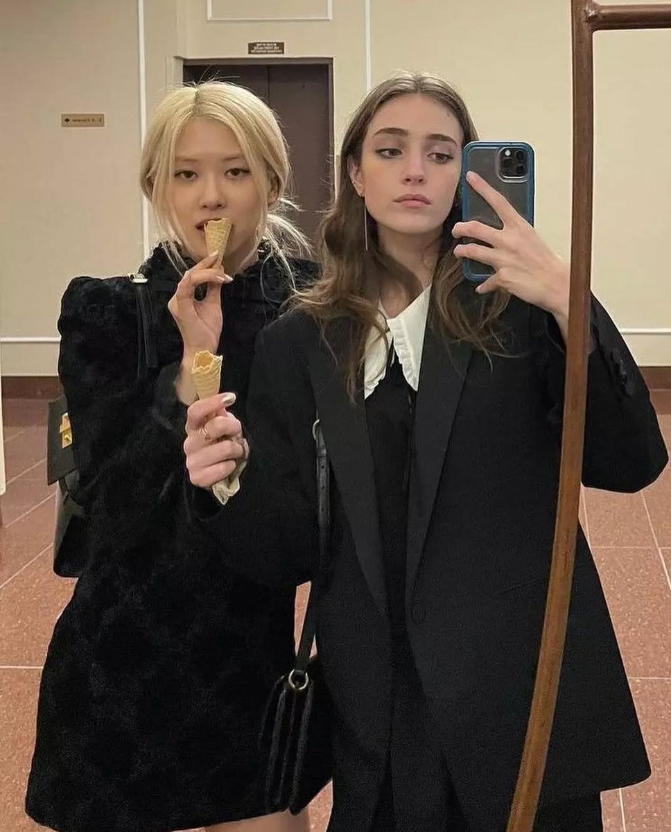 RosieJuxtaPosie's tweet photo. Rosé with Talia Ryder ❤️ https://t.co/U260zlPID1