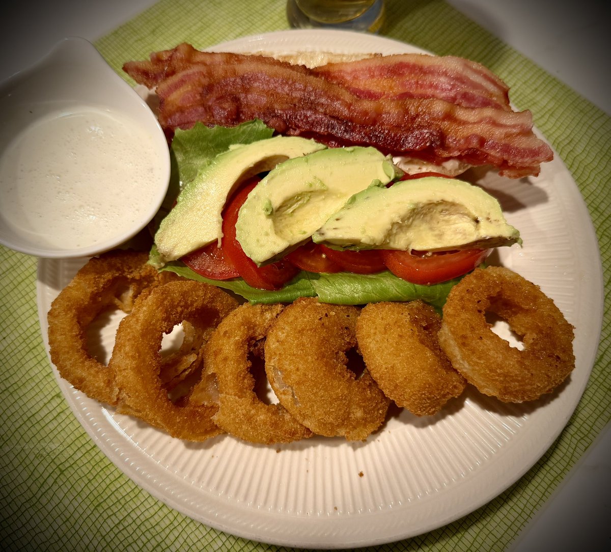 mlzema's tweet photo. #TwitterSupperClub
Bacon, Lettuce, Tomato & Avocado Sandwich on a French Roll
Onion Rings & Ranch Dip
Modelo Beer
#BLT #BLTA https://t.co/oNfxvKbmcm