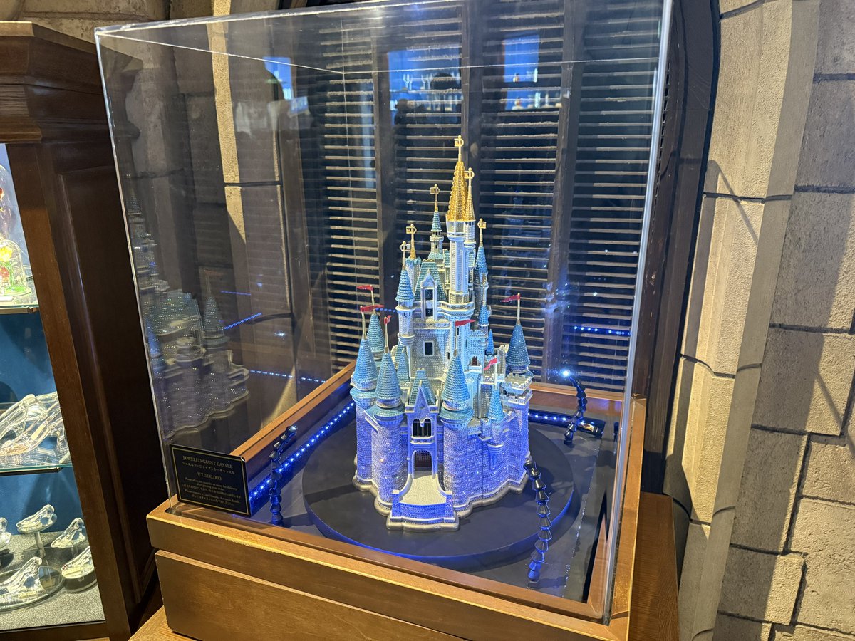 東京ディズニーランドで購入できる一番高いグッズで有名な、ショップ