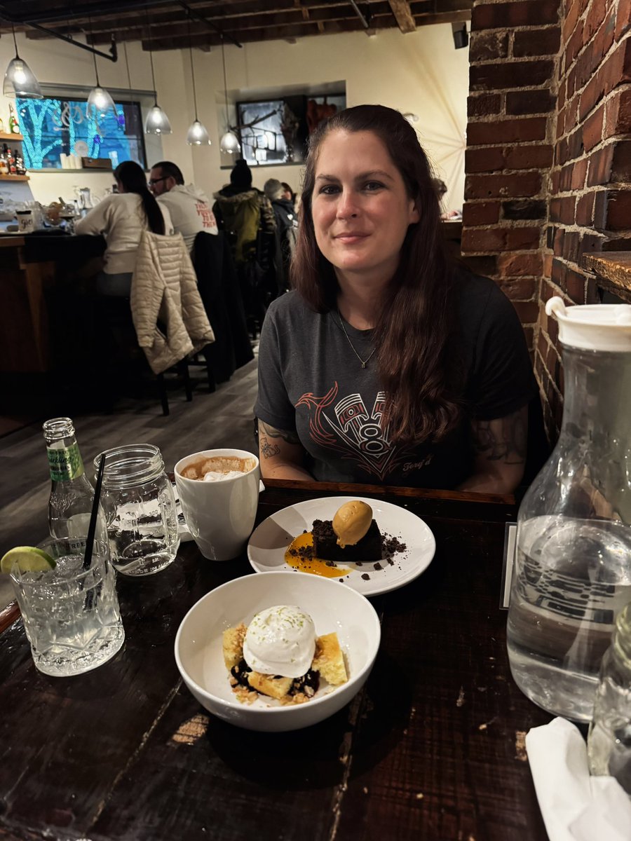 BoziTatarevic's tweet image. More bars need to be dessert bars.