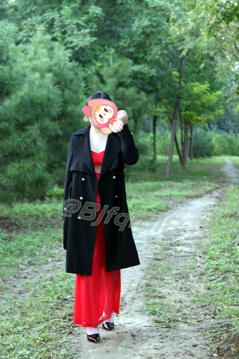 2026开始了，还没更新过，刚刚老婆说想发就发！！
找了张秋天户外拍的老婆穿红色礼服的，祝福大家新的一年想发就能发，发，发。😄 #夫妻 #交友