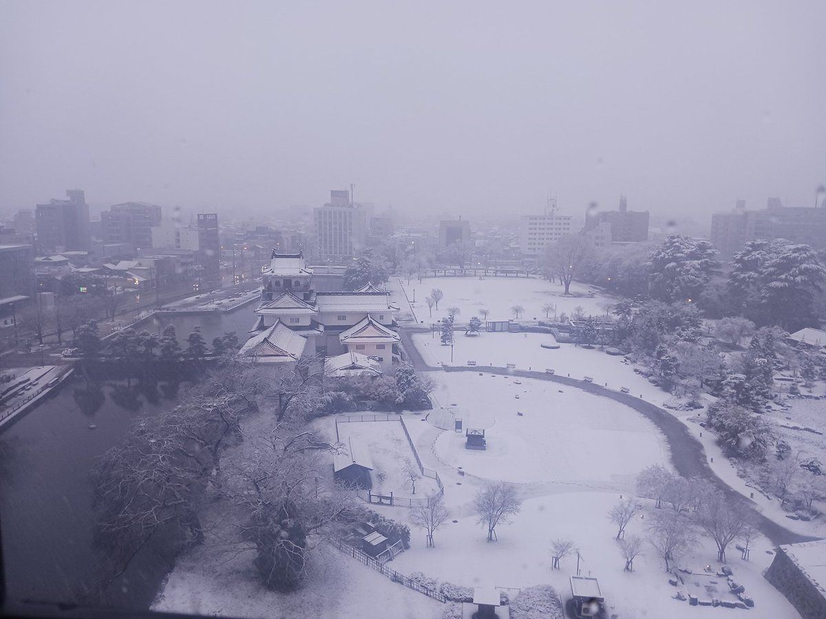 起きたら富山はすごい雪っ❄
#富山 #雪 #富山城