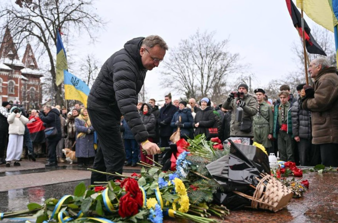 MarcinPalade's tweet image. To jest Andrij Sadowy, mer Lwowa, przyjaciel wielu polskich polityków, na wczorajszych obchodach 117 rocznicy urodzin nazistowskiego zbrodniarza Bandery. Były flagi czerwono-czarne, pochodnie, grupy rekonstrukcyjne w uniformach z okresu współpracy Ukraińców z III Rzeszą.