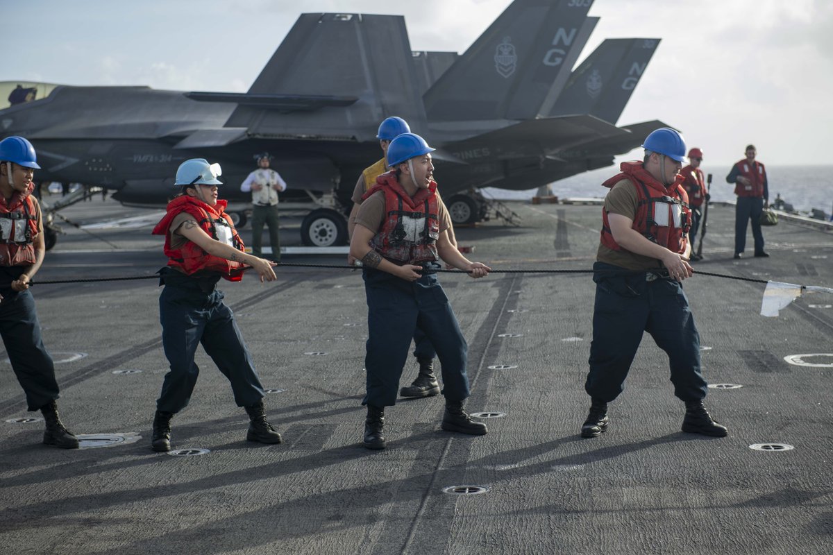 US7thFleet's tweet photo. Gassing up on the go, Navy style.
USNS Henry J. Kaiser provided fuel and stores to USS Abraham Lincoln, USS Spruance and USS Frank E. Peterson Jr. during a replenishment-at-sea while underway in the U.S. 7th Fleet area of operations.
#MSCDelivers | #ForwardDeployed https://t.co/F6mhRdvtHh