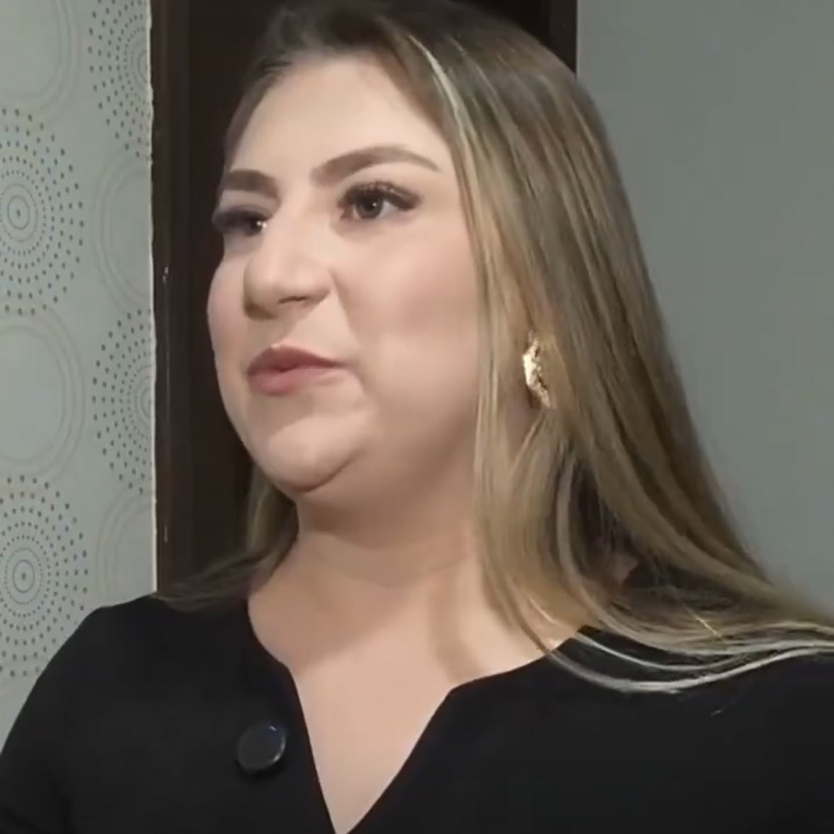 1- Espero que esse tarado se foda muito pra largar de ser nojento e burro.

2- Eu quero saber quantos pedidos de fast food ela comeu entre o video e a entrevista.