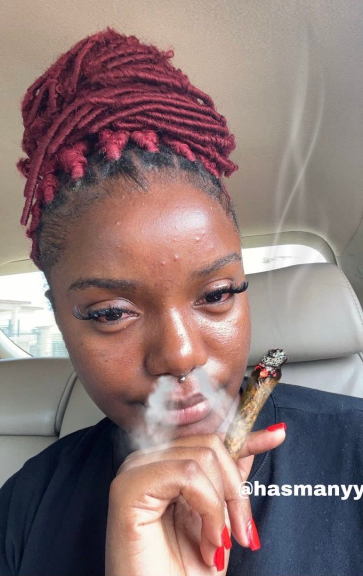 aime_mwizaa's tweet image. Be honest can you marry a girl who smoke weed? 🤔