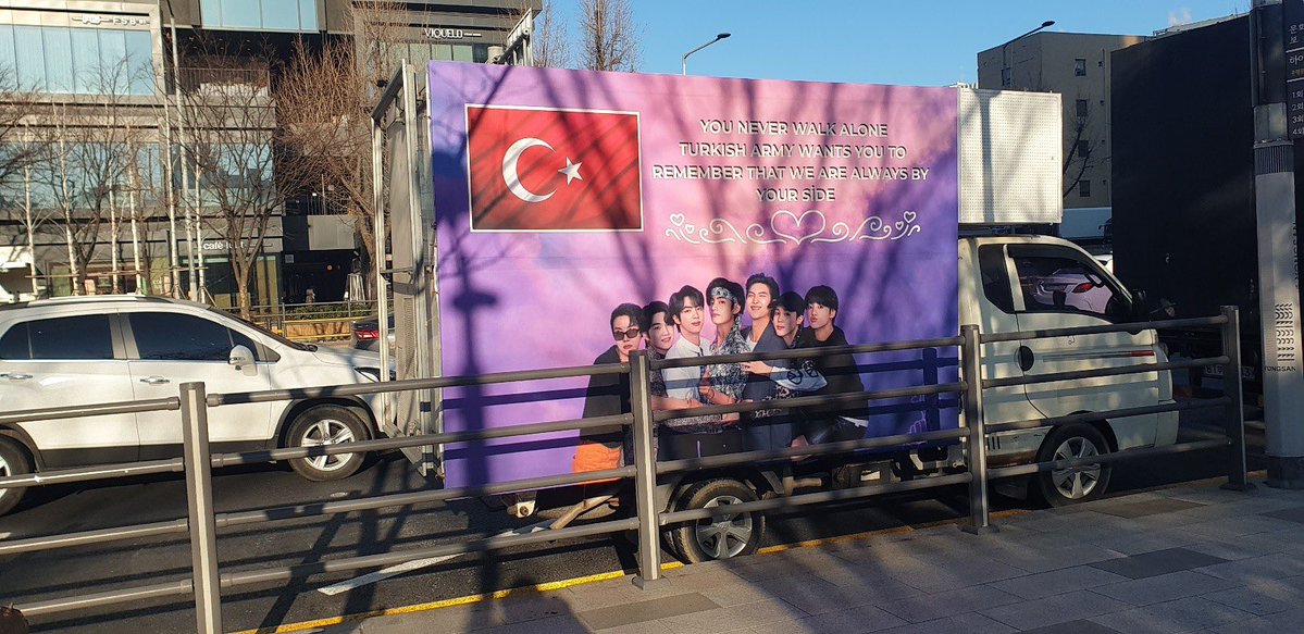 ftrsgonnabeok's tweet image. TURK ARMYLER OLARAK BIR ILKI BASARDIK🇹🇷🥹 KAMYONUMUZ BUGUN HYBE ONUNE GITTI YENI YILA BTS ILE MUHTESEM BIR GIRIS YAPTIK💃 ONLARA DESTEGIMIZI GOSTERDIGIMIZ ICIN COK MUTLUYUZ😭💜 BU PROJEYI DESTEKLEYEN HERKESE COK TESEKKUR EDERIZ 🫶COMEBACK ZAMANI DAHA NICELERINE🌟 HAPPY BANGTAN…