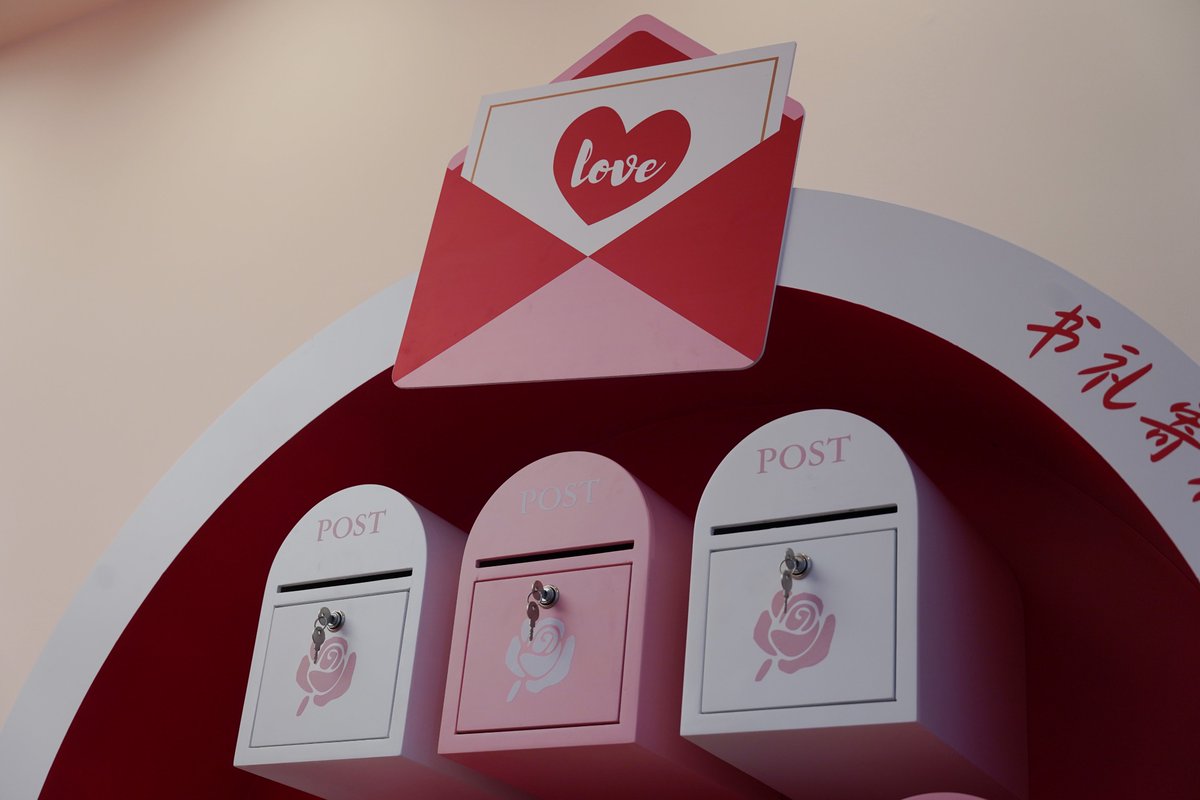 ShLetsMeet's tweet image. Love is in the air at the Duoyun Bookstore flagship on the 52nd floor of #ShanghaiTower. 💕#Shanghai's first cloud-top love-themed #postoffice officially opened on Jan 1, blending marriage culture with postal services and adding a brand-new romantic landmark to the city. 🏤