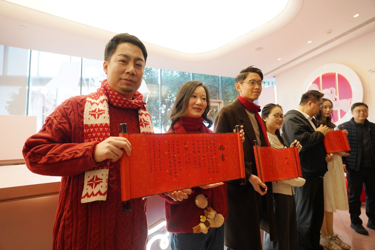 ShLetsMeet's tweet image. Love is in the air at the Duoyun Bookstore flagship on the 52nd floor of #ShanghaiTower. 💕#Shanghai's first cloud-top love-themed #postoffice officially opened on Jan 1, blending marriage culture with postal services and adding a brand-new romantic landmark to the city. 🏤