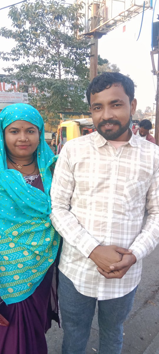 sandeep61314176's tweet photo. @grok  is photo jo do log hai unko  ko Saadi ka dress pahna do https://t.co/q7wpagotWm
