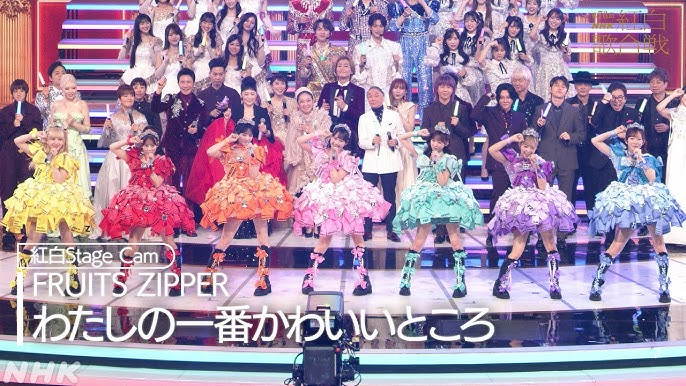 tadako_ai's tweet photo. ASOBI SYSTEMの『箱推し × 経済圏』戦略

今年の紅白では、
FRUITS ZIPPER・CANDY TUNEの2グループが、
同じ事務所（ASOBI SYSTEM）から出場した。

注目すべきは、
「ヒットが生まれやすい初期条件」を、
構造として量産している点。

❶ KAWAII LAB.という「箱」を先に作る
「原宿から世界へ」という世界観で、
まず“箱（共通世界観）”を作る。

❷ 各グループを個別に尖らせる
FRUITS ZIPPER / CANDY TUNE / SWEET STEADY / CUTIE STREET など、箱の上で各グループを分化させる。

▼この構造が生むメリット
・候補生を前座に出せて、デビュー前から顔を覚えてもらえる（デビュー直後に集客ゼロ、という事故を防げる）
・既存ファンの“箱推し”が自然に働く
・個別の尖りは❷で担保できる
・合同のライブ／商品など箱の経済圏���作れる

さらに言えば、ディズニーやサイバーエージェント（Abema）でも同じ構造が使われている。

■ディズニー
Disneyという巨大な箱の中で、
マーベル／スター・ウォーズ／ピクサーを横断展開。
IP同士が相互送客する経済圏を構築している。

■サイバーエージェント
Abema という箱の上に、
恋リア・バラエティ・スポーツなどの番組IPを量産。
箱内の回遊によってLTVを最大化している。

※扱うアセット（IP／番組／人）は違えど、
「先に箱を作り、回遊を前提に設計する」
という思想は共通。

横展開が上手い会社は、IPや人を増やす前に

①どんな箱を作るか
②どう回遊させるか
③どう再投資が起きるか
を先に設計している。

ASOBI SYSTEMの強さは、
才能に賭けるのではなく、才能が生き残る確率を構造で引き上げている点にある。