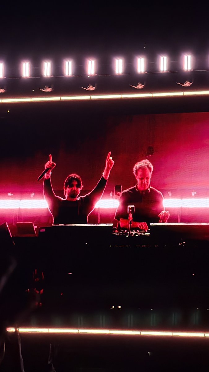 dancingastro's tweet image. Skrillex x Four Tet into a Justice DJ set to close Proper exceeded all expectations

Idk if I’ll have a better 2.5 hours in 2026