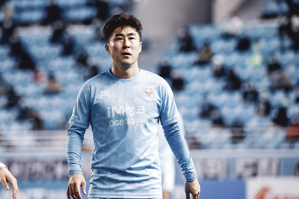 Lee Yong-rae, who played for Gyeongnam FC, Suwon Samsung, Chiangrai United, and Daegu FC, has announced his retirement from professional football at the age of 39.