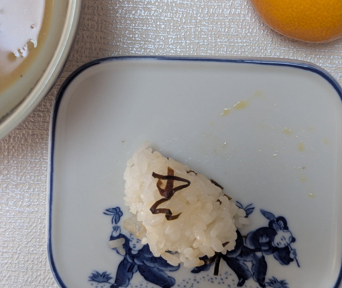 yournotalone722's tweet photo. お節に飽きて塩昆布のおにぎり🍙を食べました。やややや。「志」に見えます🍙
#塩昆布 #おにぎり #志 https://t.co/2VKO5XGMFG
