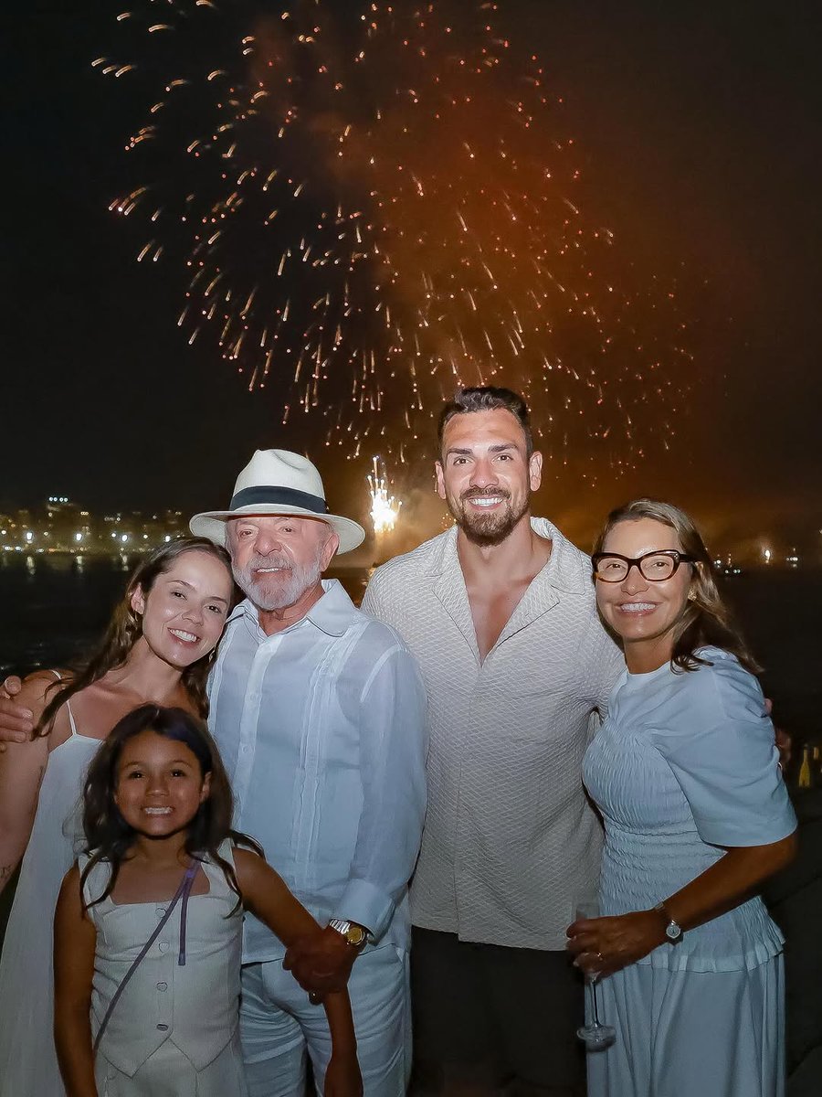 Nosso guerreiro #Lula comemorando em família a chegada de 2026 ., image size:900x1200