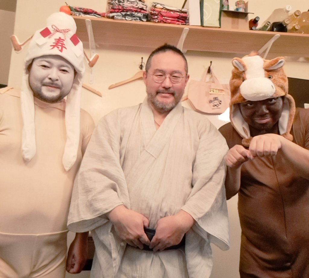 1月2日(金)
20時open

皆大好き、RACROKU 🎵
ツキに1度の褌の日

今年最初はここから❗
新春脱ぎ初めだ❗

リュウジ，カルロス，フミで
お待ちしてます。

尚、クロークが無いため
なるべく軽装でのご来店を
お願いします。

※オリジナルTシャツ・トートバッグ販売中🎵
※新作黒猫入荷